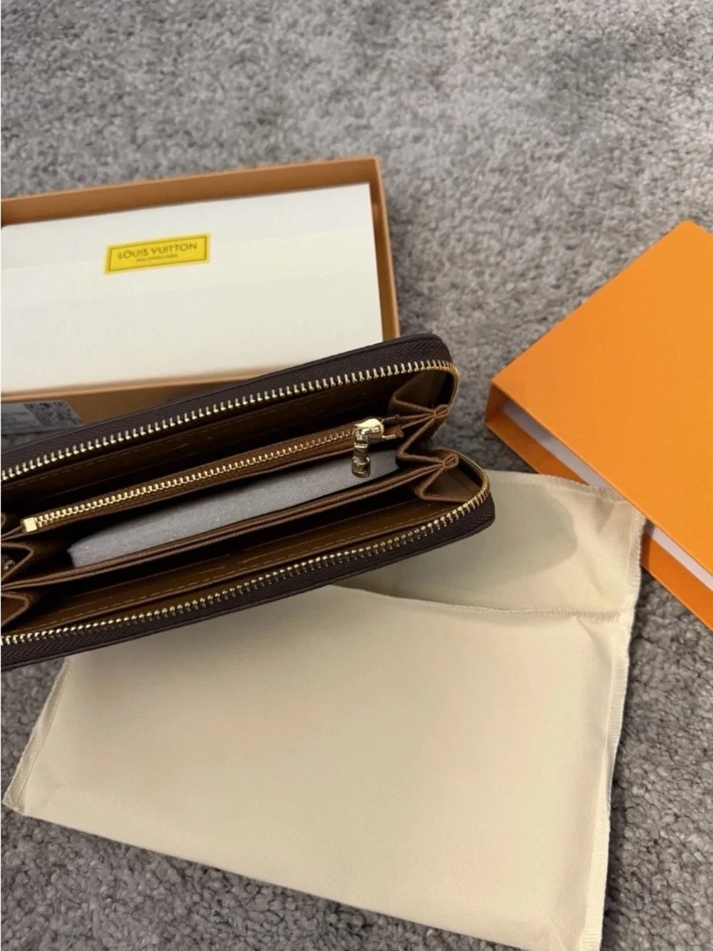 Louis Vuitton Zippy Wallet - Picture 3 of 3